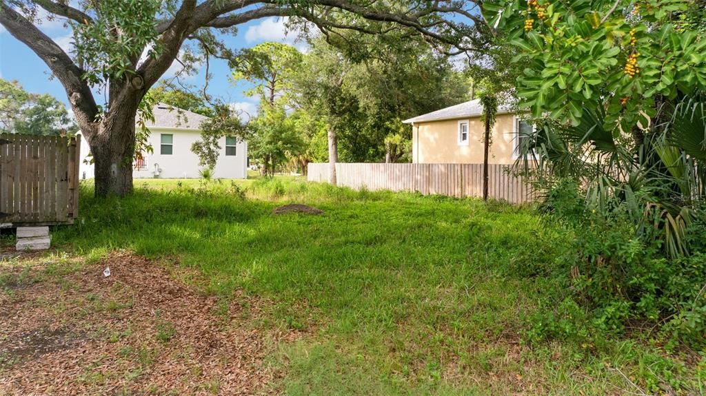 На продажу: $109,900 (0.11 acres)