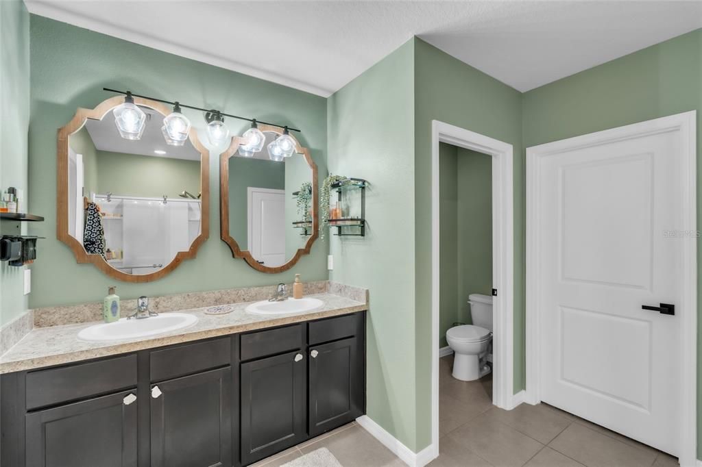 For Sale: $349,900 (4 beds, 2 baths, 2007 Square Feet)