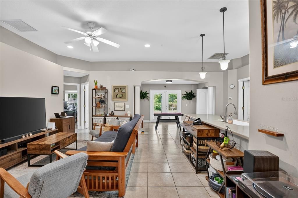 En Venta: $384,999 (4 camas, 2 baños, 1979 Pies cuadrados)