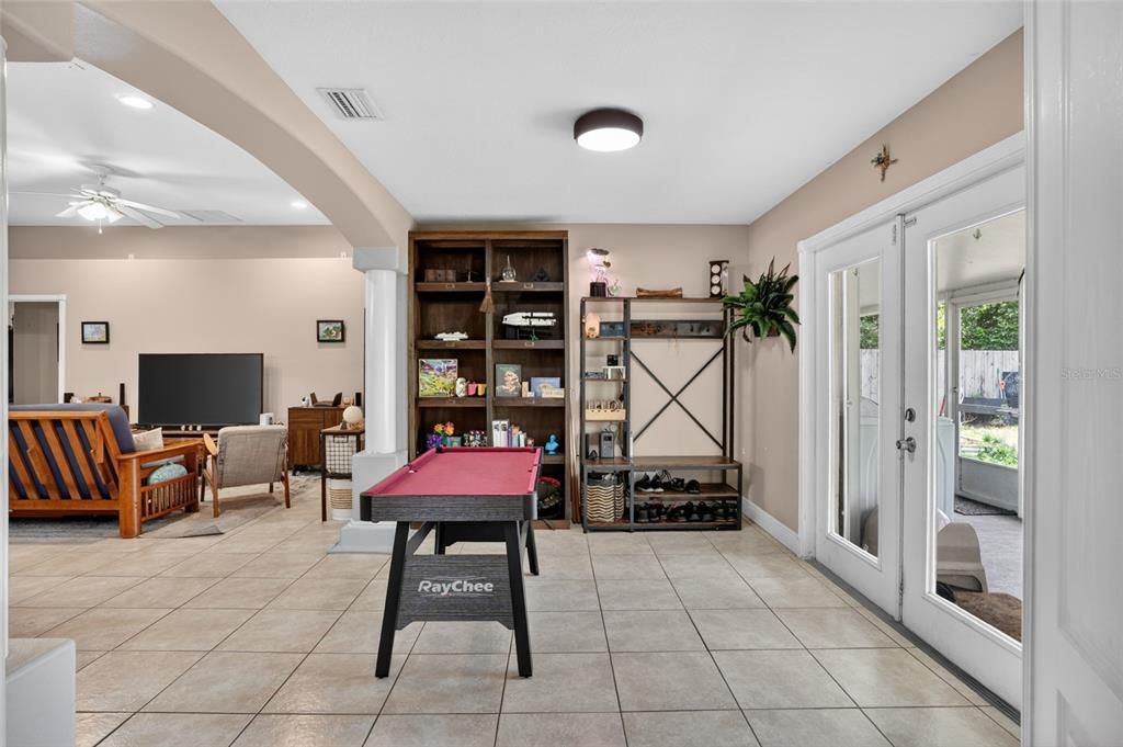 En Venta: $384,999 (4 camas, 2 baños, 1979 Pies cuadrados)
