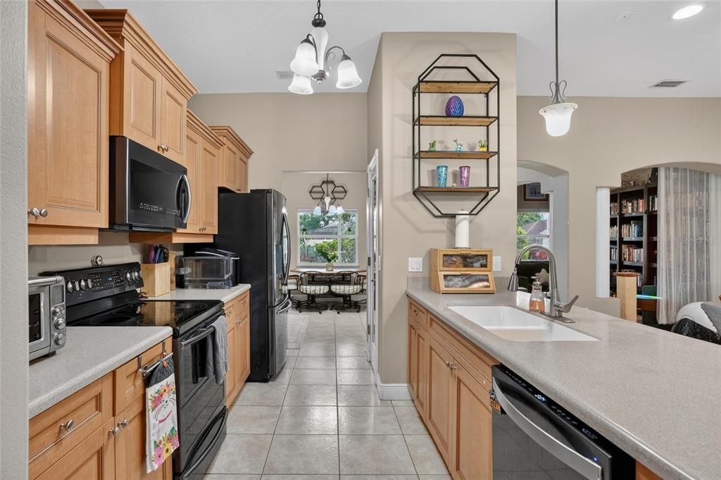 En Venta: $384,999 (4 camas, 2 baños, 1979 Pies cuadrados)