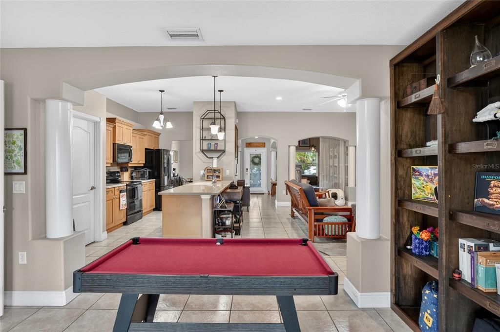 En Venta: $384,999 (4 camas, 2 baños, 1979 Pies cuadrados)