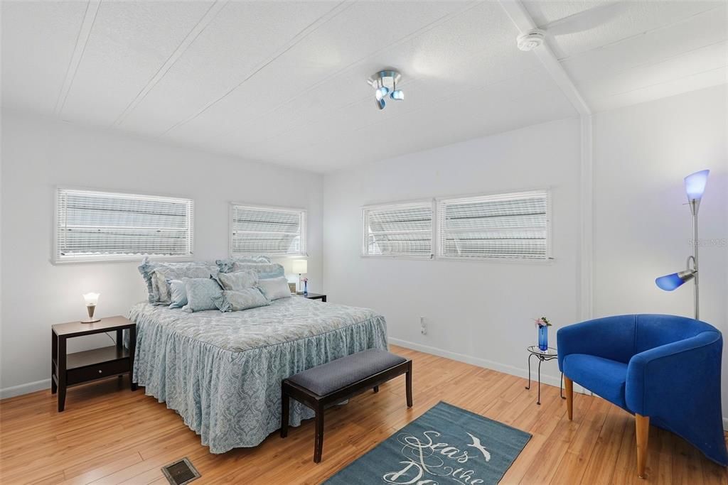 For Sale: $147,000 (2 beds, 2 baths, 1008 Square Feet)