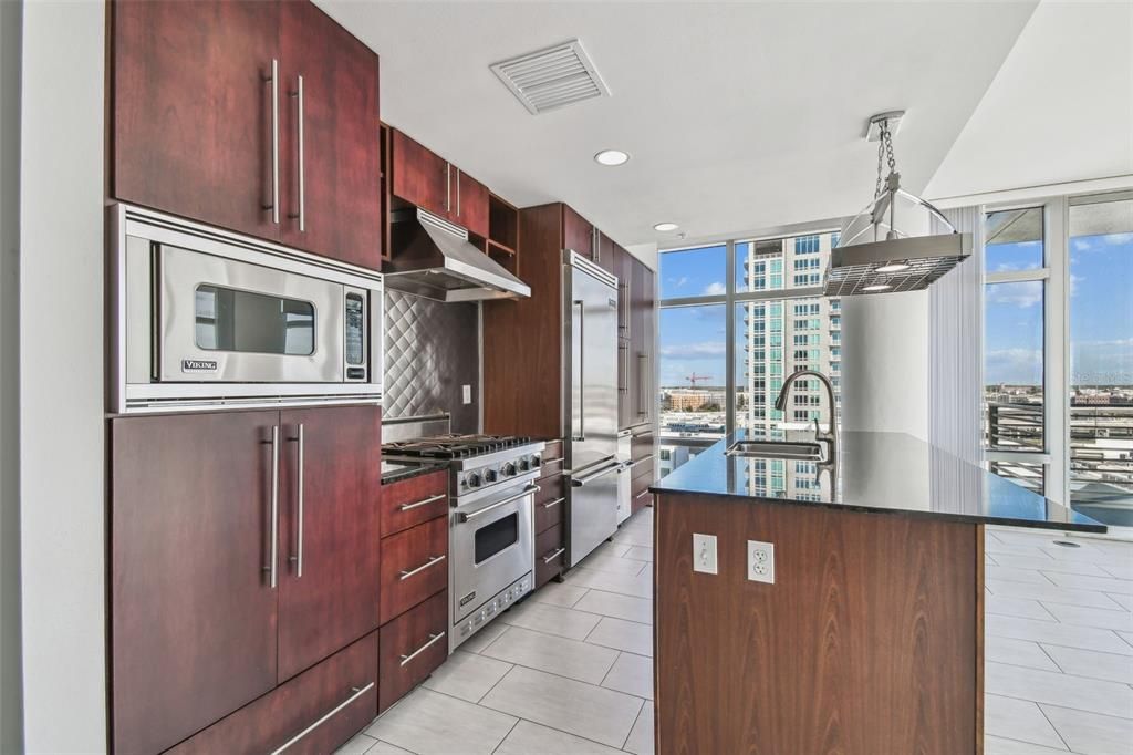 For Sale: $550,000 (2 beds, 2 baths, 1229 Square Feet)