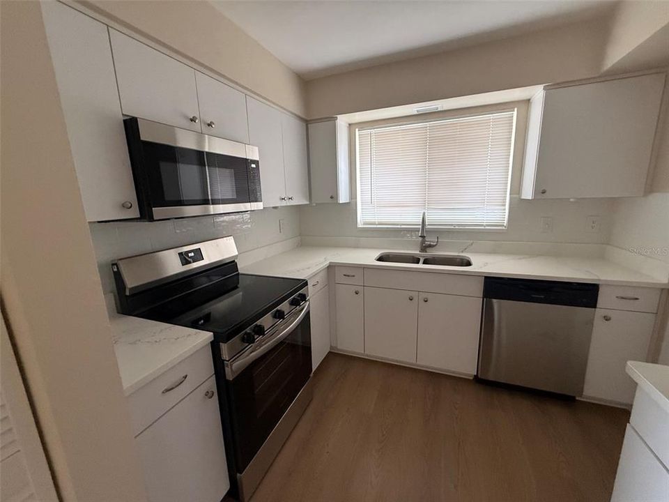 На продажу: $289,900 (3 спален, 2 ванн, 1384 Квадратных фут)