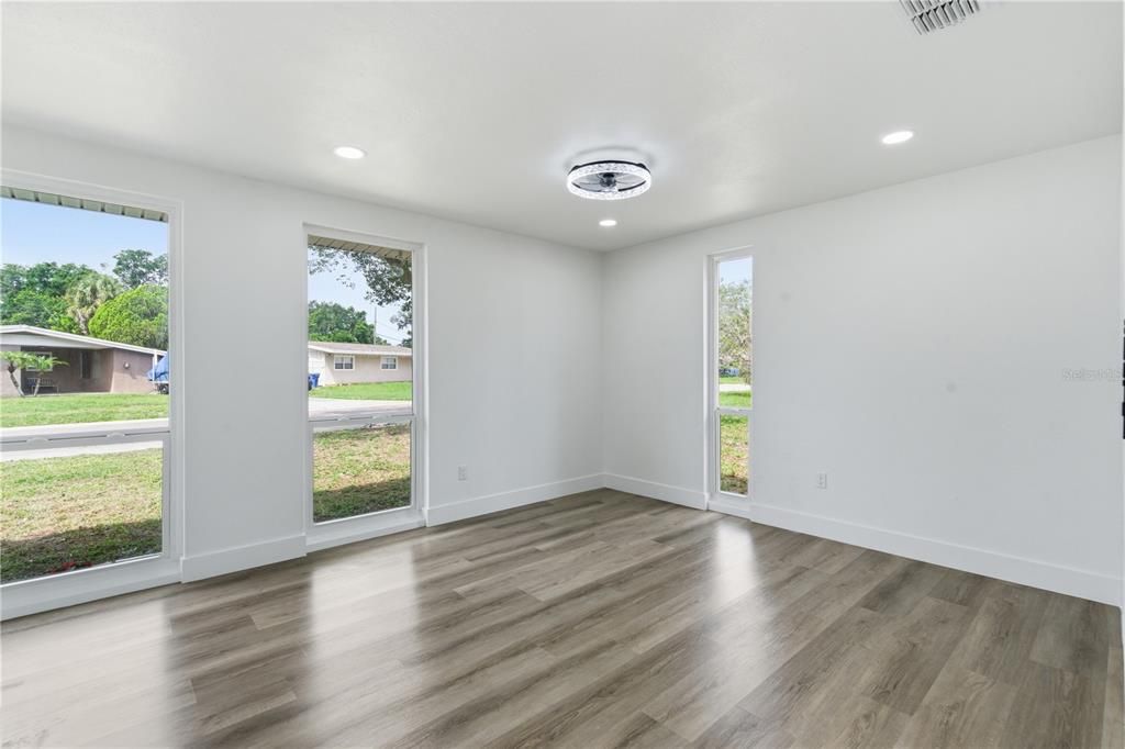 For Sale: $419,900 (3 beds, 3 baths, 1212 Square Feet)