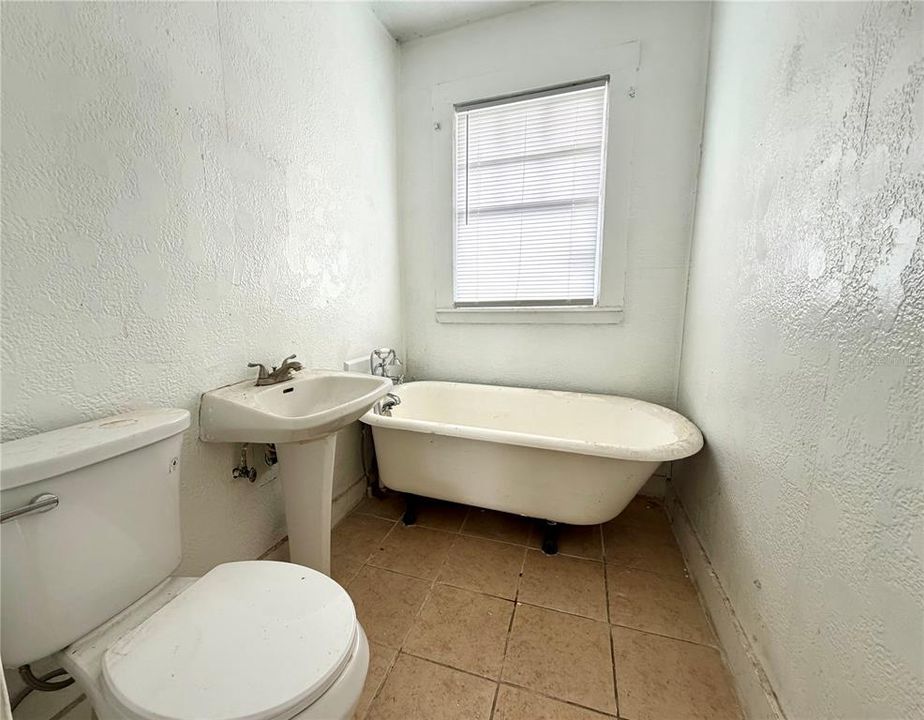 For Sale: $265,000 (6 beds, 3 baths, 2102 Square Feet)
