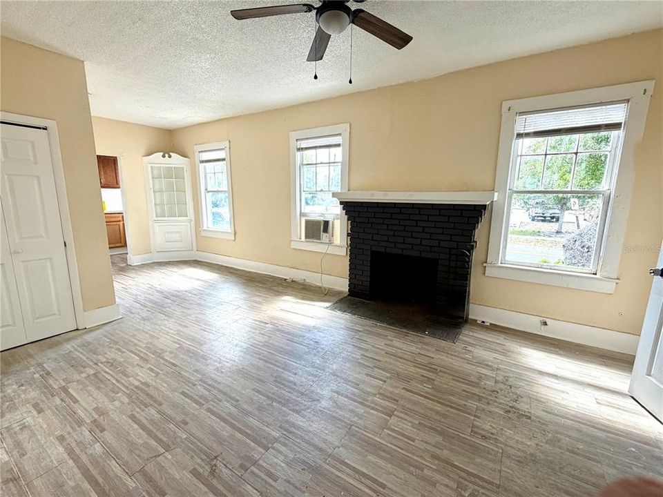 For Sale: $265,000 (6 beds, 3 baths, 2102 Square Feet)