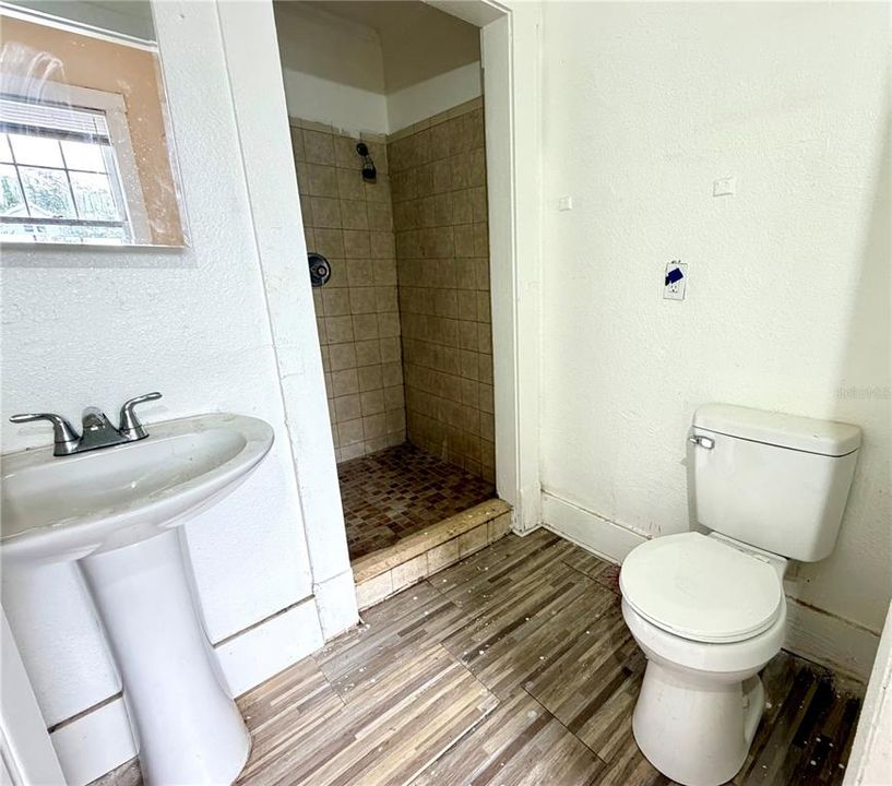 For Sale: $265,000 (6 beds, 3 baths, 2102 Square Feet)