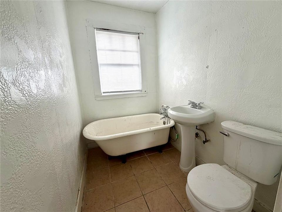 For Sale: $265,000 (6 beds, 3 baths, 2102 Square Feet)