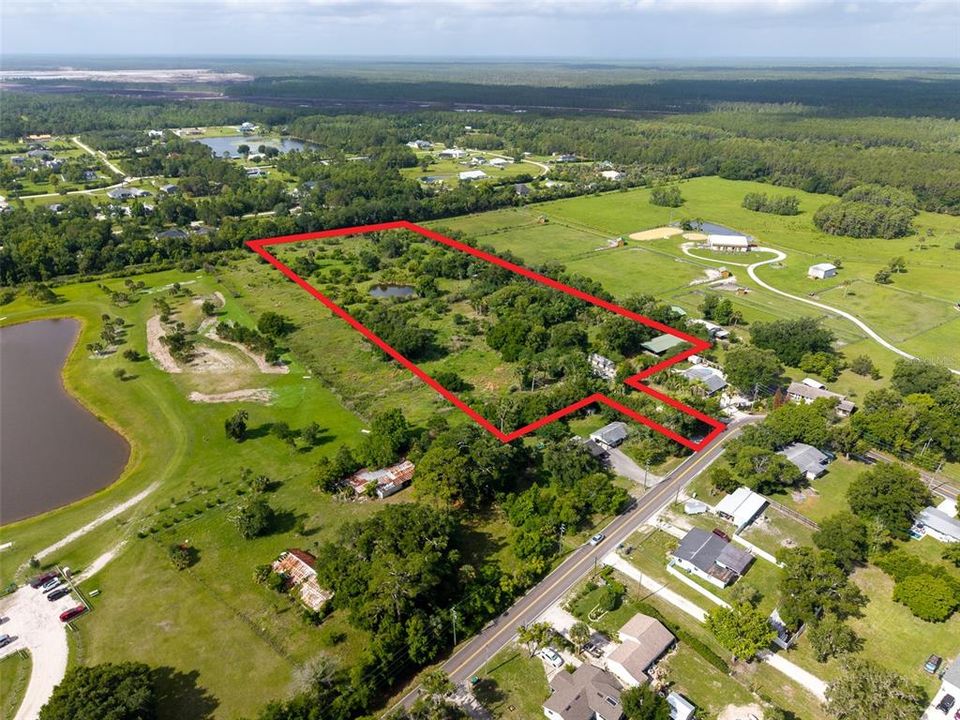 待售: $1,990,900 (11.69 acres)