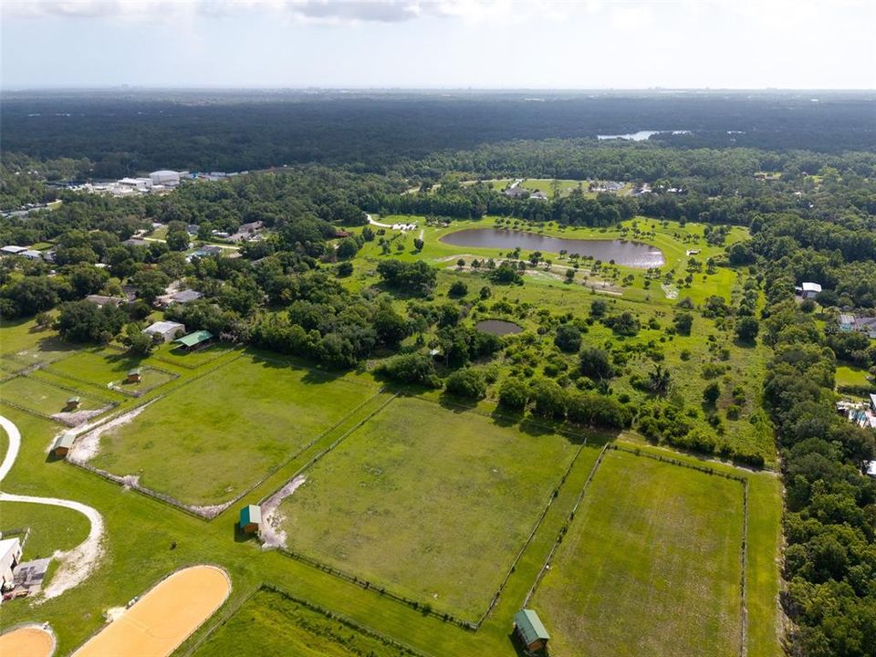 待售: $1,990,900 (11.69 acres)