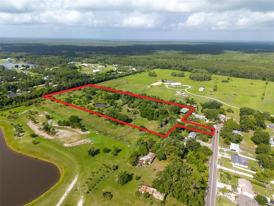 待售: $1,990,900 (11.69 acres)
