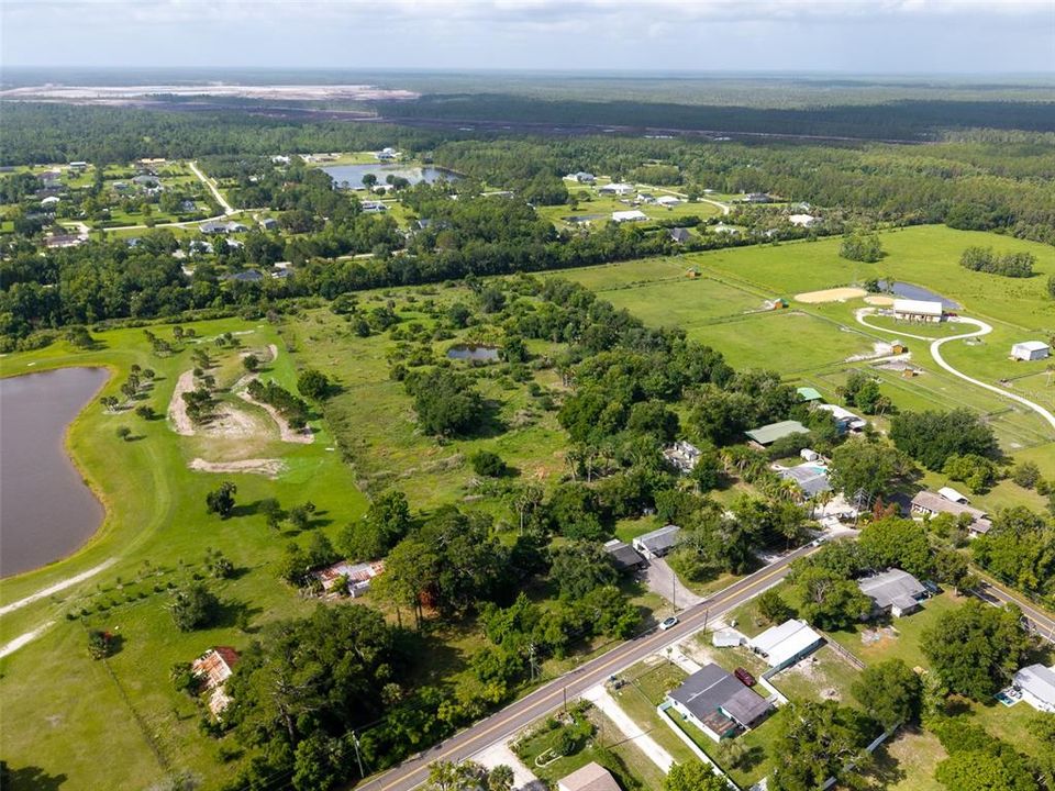 待售: $1,990,900 (11.69 acres)