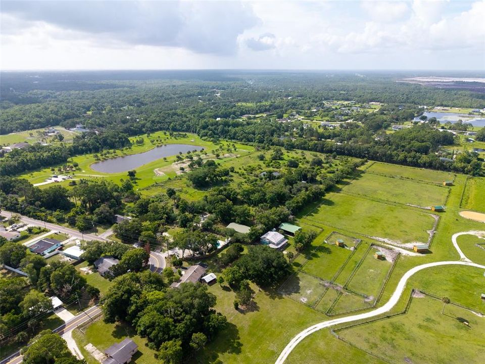 待售: $1,990,900 (11.69 acres)