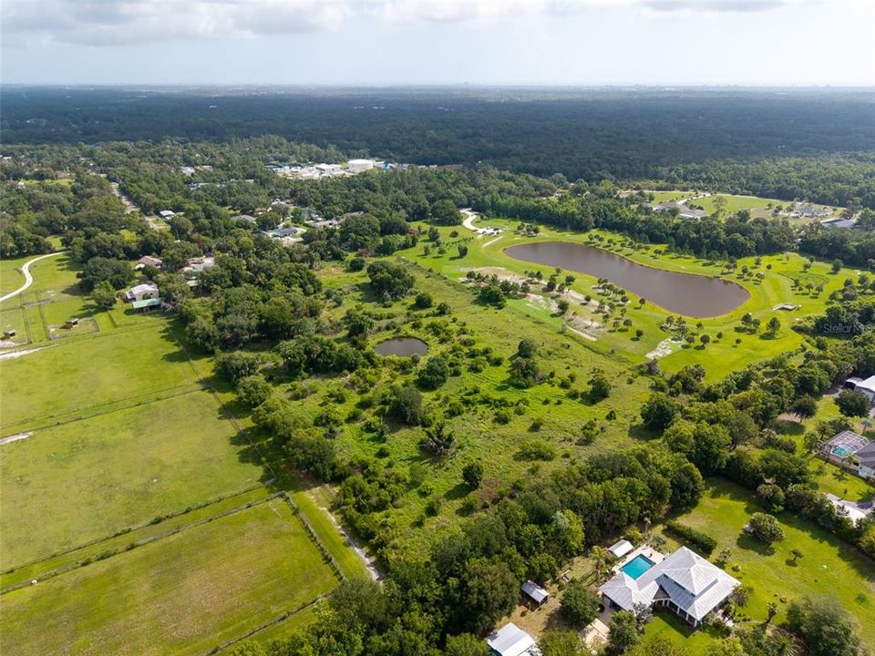 待售: $1,990,900 (11.69 acres)