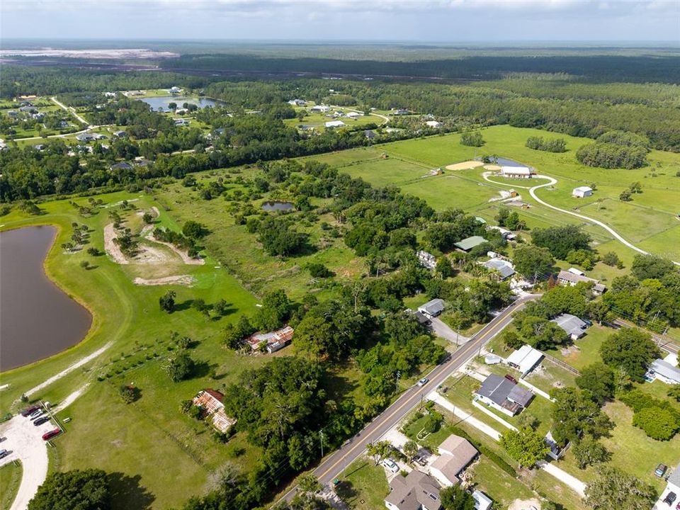 待售: $1,990,900 (11.69 acres)