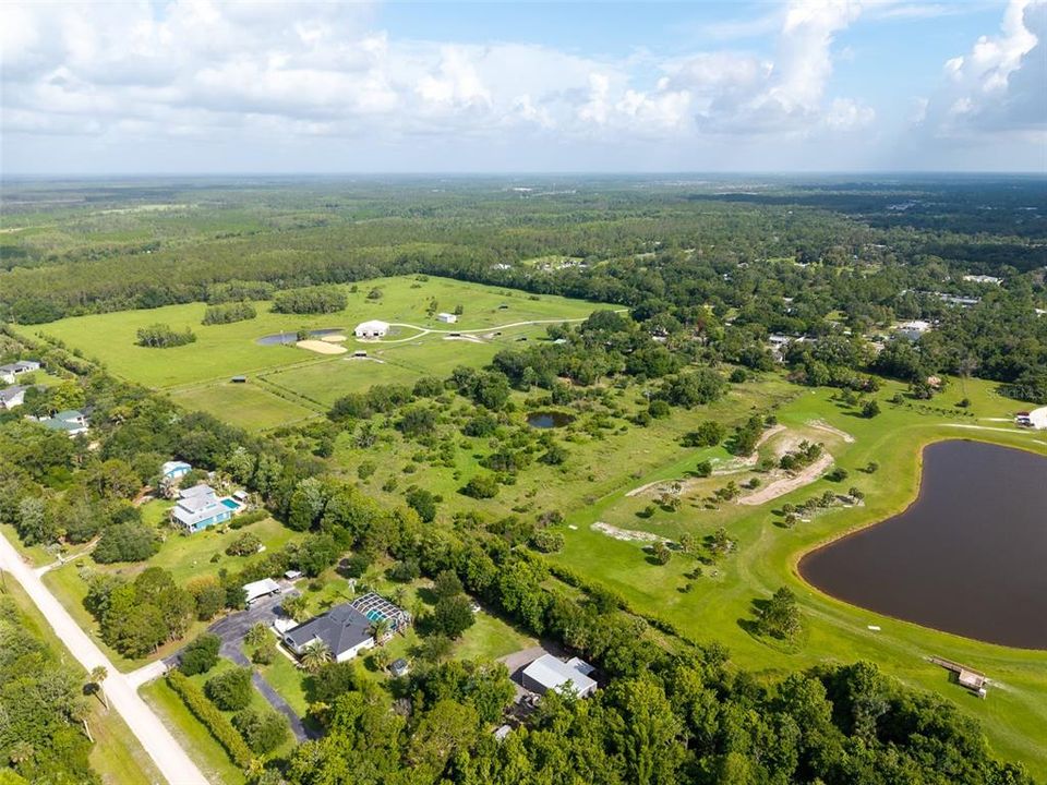 待售: $1,990,900 (11.69 acres)
