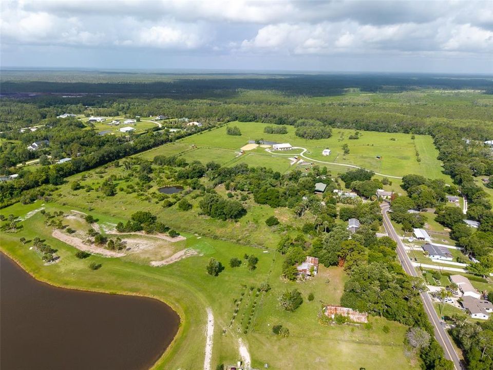 待售: $1,990,900 (11.69 acres)