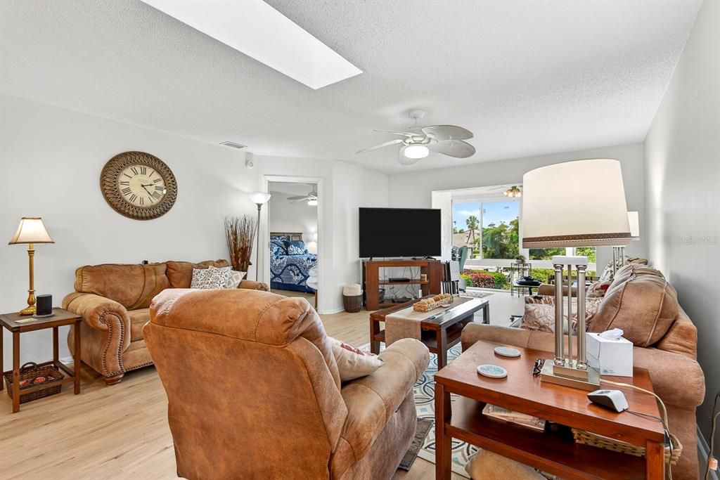For Sale: $225,000 (2 beds, 2 baths, 1240 Square Feet)