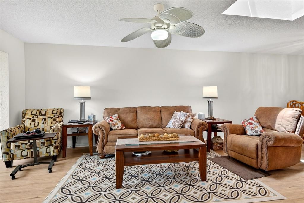 For Sale: $225,000 (2 beds, 2 baths, 1240 Square Feet)