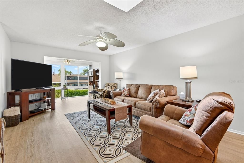 For Sale: $225,000 (2 beds, 2 baths, 1240 Square Feet)