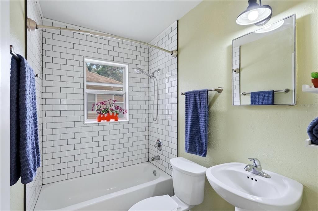 For Sale: $465,000 (2 beds, 1 baths, 856 Square Feet)