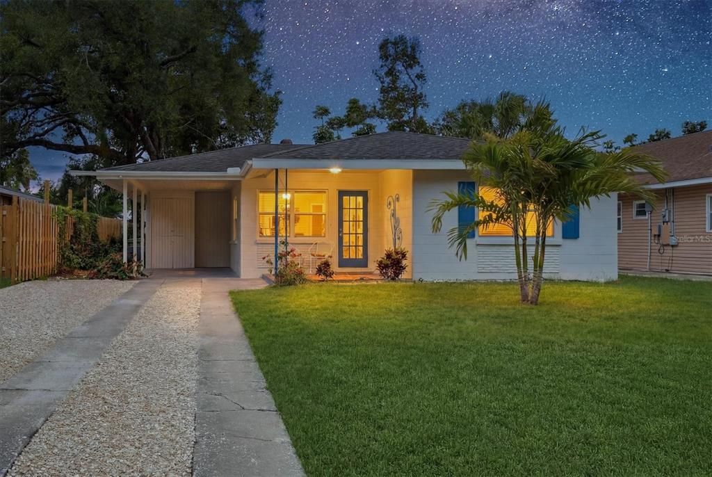 For Sale: $465,000 (2 beds, 1 baths, 856 Square Feet)