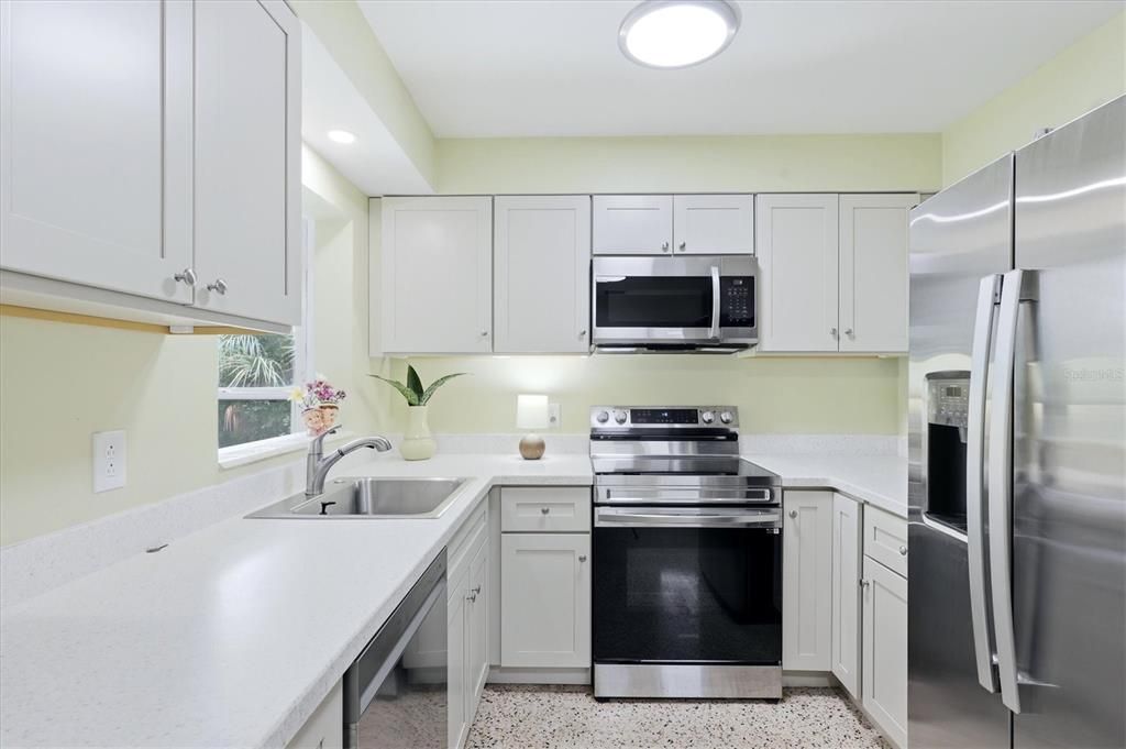 For Sale: $465,000 (2 beds, 1 baths, 856 Square Feet)