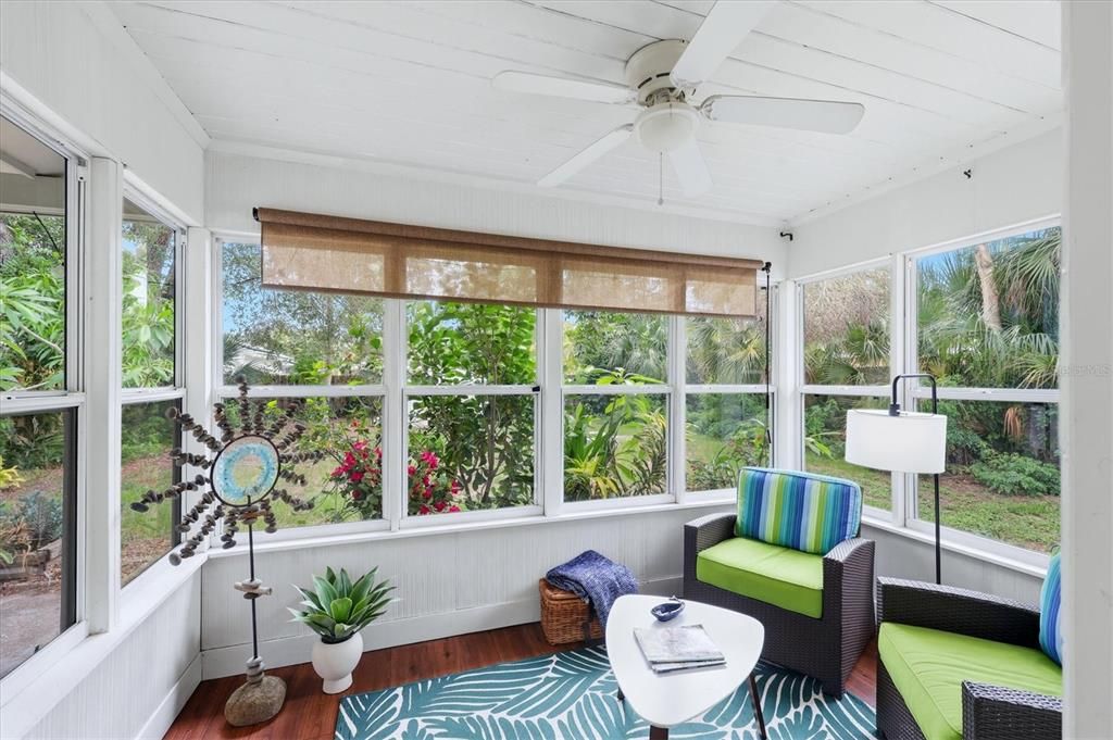 For Sale: $465,000 (2 beds, 1 baths, 856 Square Feet)