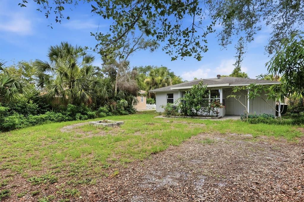 For Sale: $465,000 (2 beds, 1 baths, 856 Square Feet)