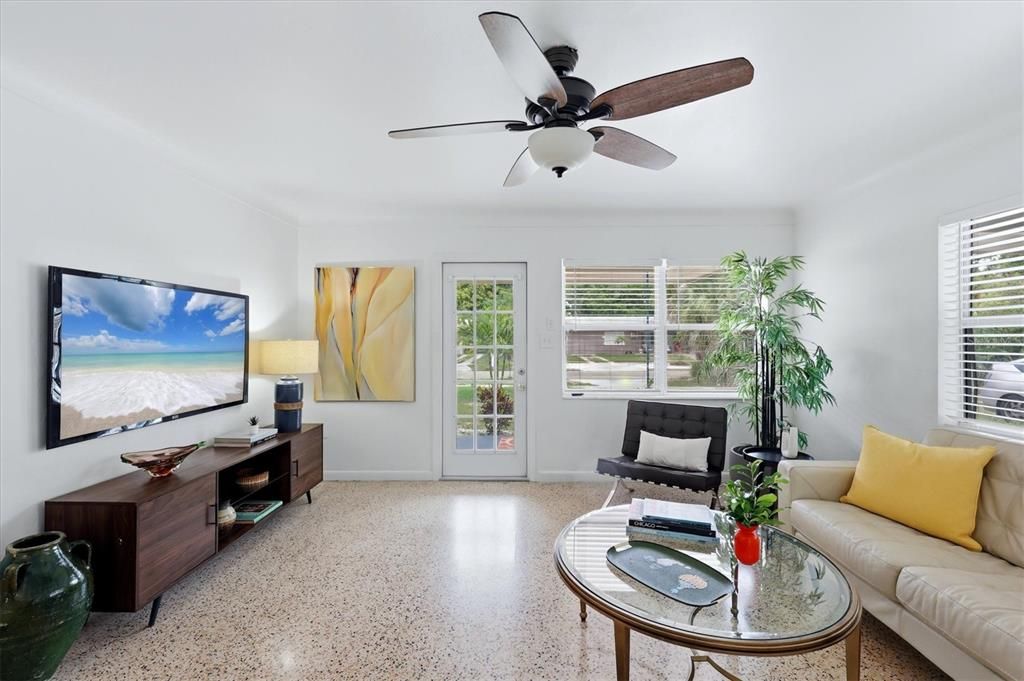 For Sale: $465,000 (2 beds, 1 baths, 856 Square Feet)