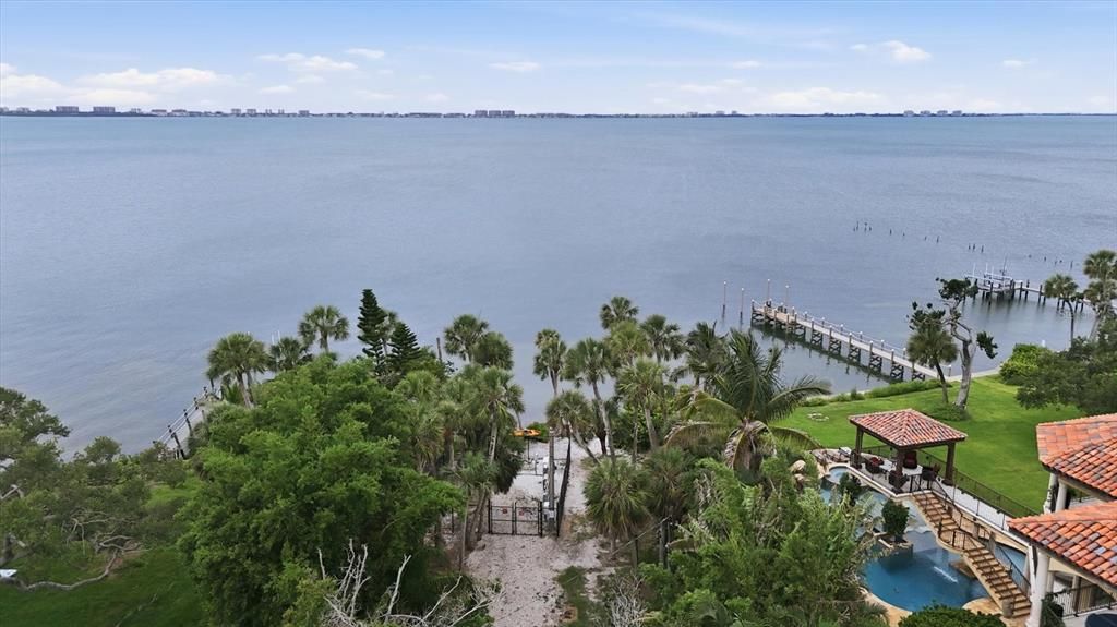 For Sale: $465,000 (2 beds, 1 baths, 856 Square Feet)