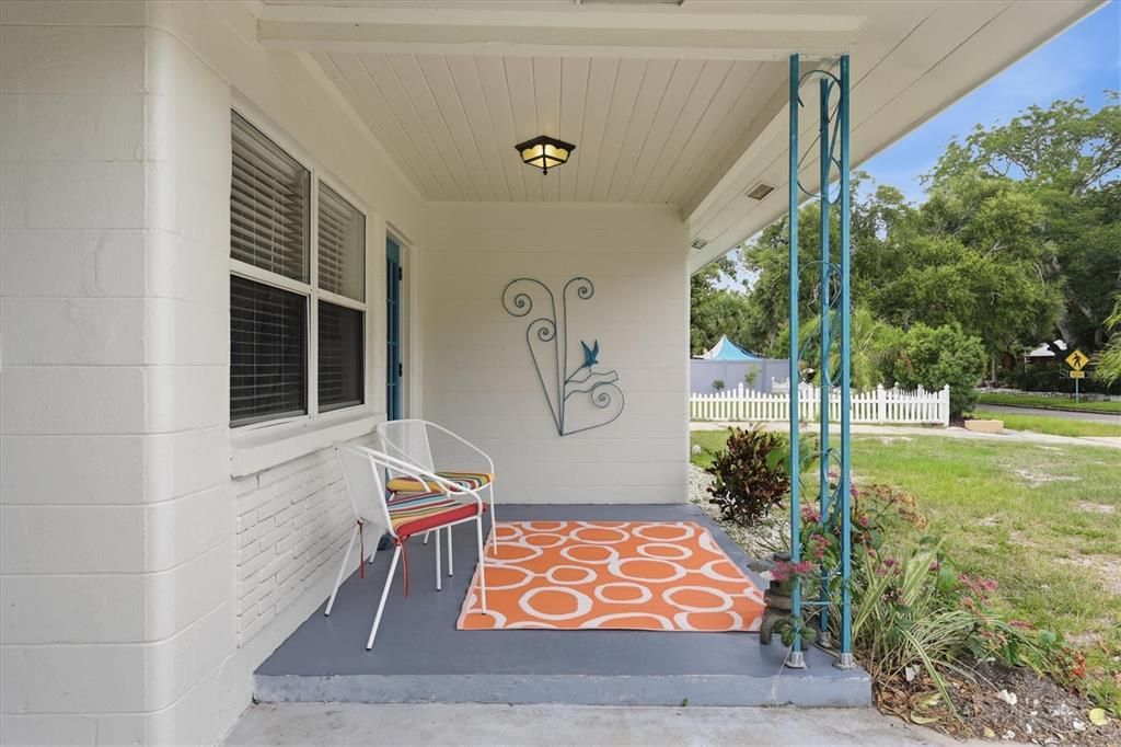 For Sale: $465,000 (2 beds, 1 baths, 856 Square Feet)