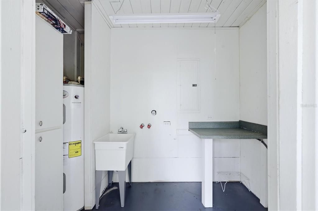 For Sale: $465,000 (2 beds, 1 baths, 856 Square Feet)