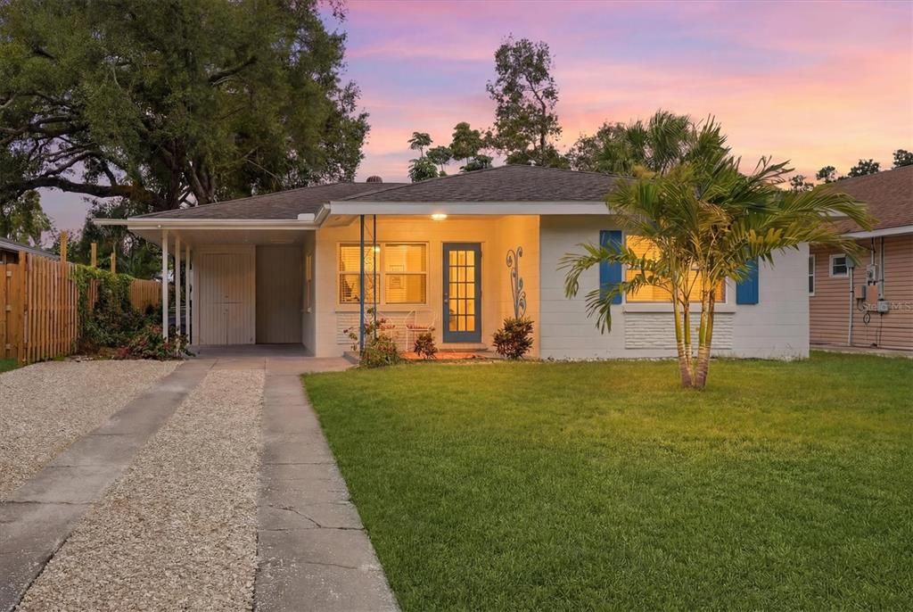 For Sale: $465,000 (2 beds, 1 baths, 856 Square Feet)