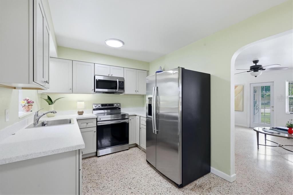 For Sale: $465,000 (2 beds, 1 baths, 856 Square Feet)