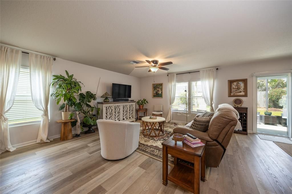 For Sale: $350,000 (4 beds, 2 baths, 1862 Square Feet)