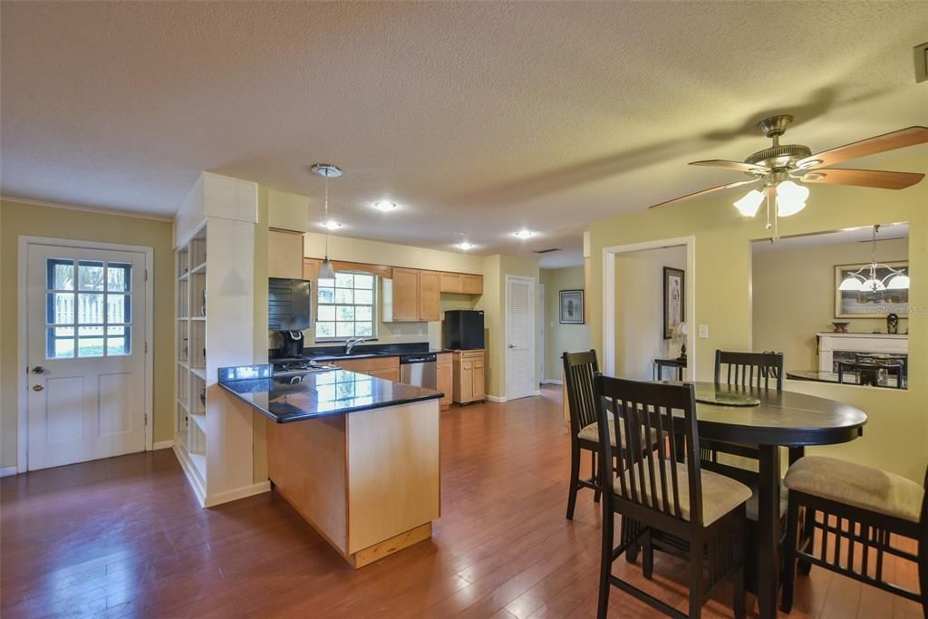 En Venta: $454,900 (4 camas, 2 baños, 2592 Pies cuadrados)