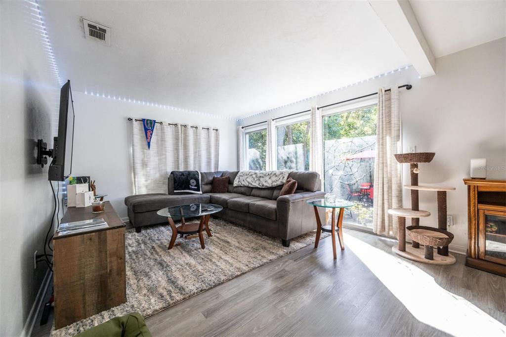 For Rent: $2,200 (3 beds, 2 baths, 1337 Square Feet)