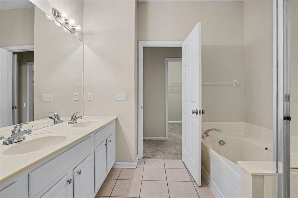 For Sale: $349,900 (3 beds, 2 baths, 1869 Square Feet)
