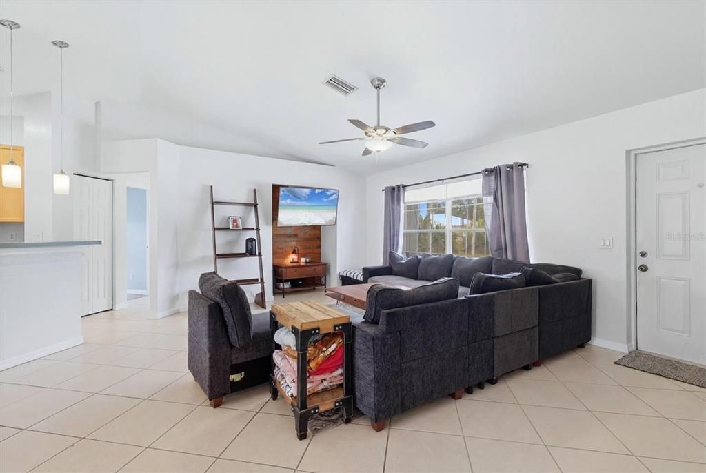 For Sale: $255,000 (3 beds, 2 baths, 1396 Square Feet)