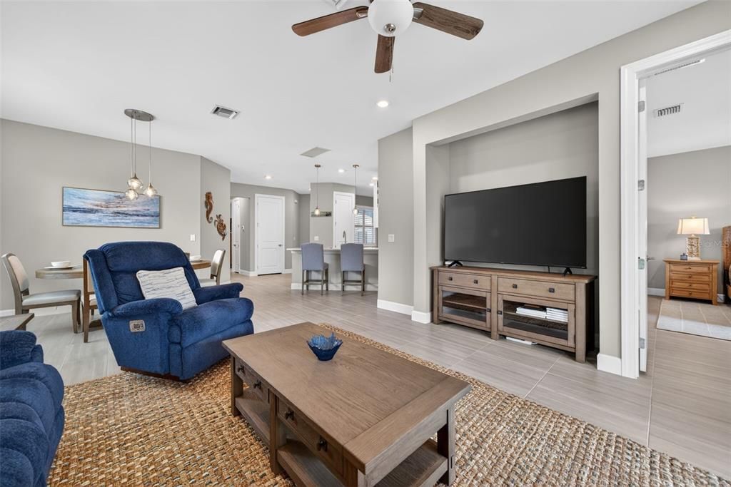 For Sale: $430,000 (2 beds, 2 baths, 1602 Square Feet)