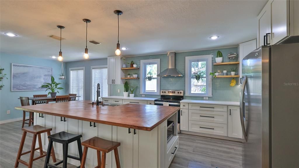 For Sale: $319,900 (3 beds, 2 baths, 1588 Square Feet)