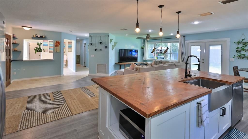 For Sale: $319,900 (3 beds, 2 baths, 1588 Square Feet)