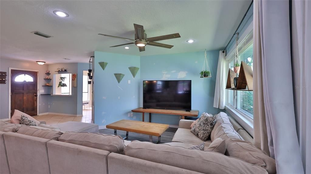 For Sale: $319,900 (3 beds, 2 baths, 1588 Square Feet)