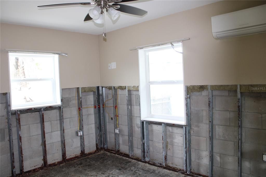 For Sale: $274,900 (2 beds, 2 baths, 923 Square Feet)