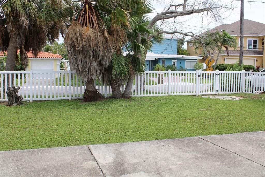 For Sale: $274,900 (2 beds, 2 baths, 923 Square Feet)