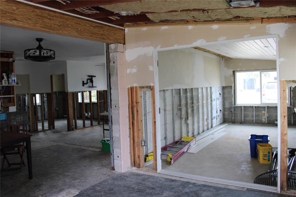 For Sale: $274,900 (2 beds, 2 baths, 923 Square Feet)