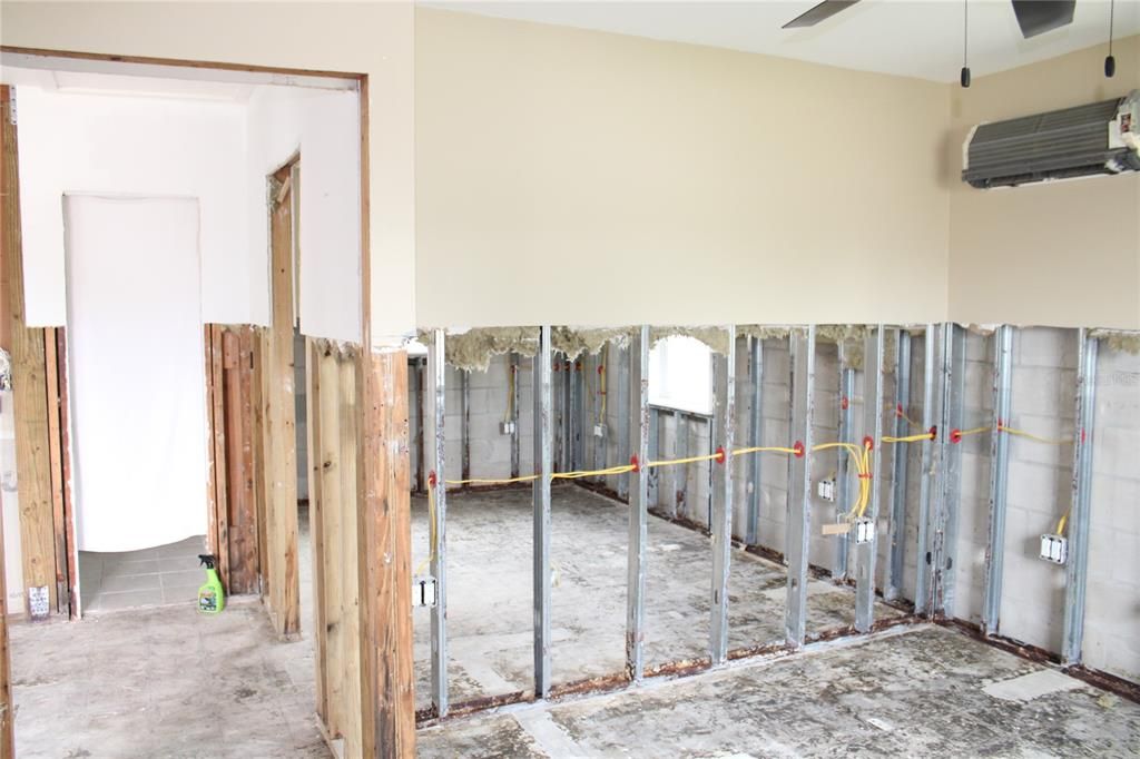 For Sale: $274,900 (2 beds, 2 baths, 923 Square Feet)
